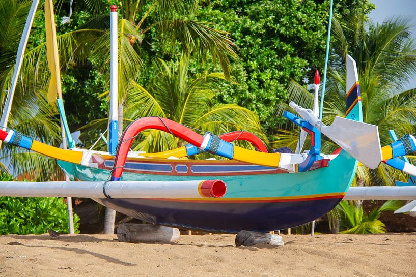 Buntes Fischerboot auf Bali von Susan Schuurmans Fotografie