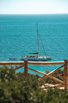 Catamaran in de zee van Portugal Algarve van Stef Wingens
