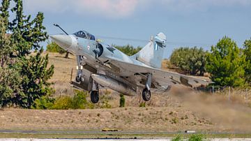 Landende Mirage 2000-5 van de Griekse Luchtmacht. van Jaap van den Berg