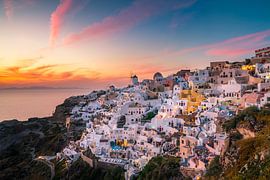 Oia baignée dans la lumière du soir