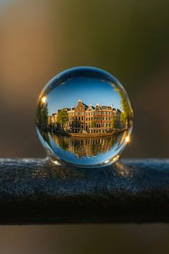 Amsterdam in einem Tropfen - Spiegelung der Stadt im Glas