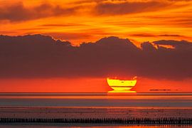 Hinter den Pfosten - die Sonne versinkt im Meer von Karla Leeftink