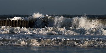 Vakantiegevoel: Uiteenspattende golven op de golfbrekers in Zeeland van Marjolijn van den Berg