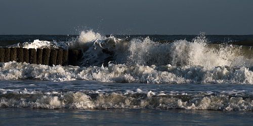 Vakantiegevoel: Uiteenspattende golven op de golfbrekers in Zeeland
