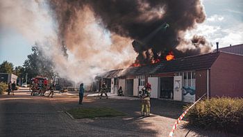 Grand incendie dans l'unité commerciale Ambachtsmark Almere Haven