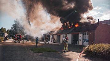 Grand incendie dans l'unité commerciale Ambachtsmark Almere Haven sur Damian Ruitenga