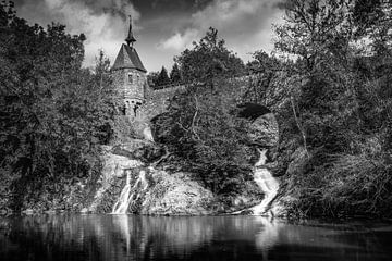 2018 - Der Elzbach Wasserfall in Color van Raymond Voskamp