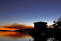 Brand tijdens zonsondergang