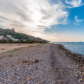 mooi strand in La Azohia, Regio Murcia, Spanje van Joke Van Eeghem