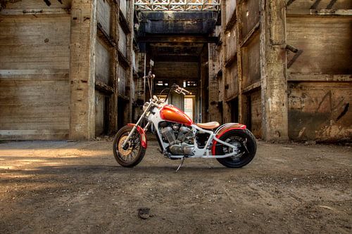 Motor in vervallen mijngebouw