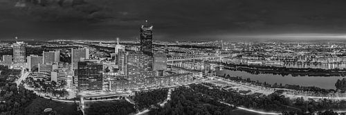 Wenen met uitzicht op de Donaucity in zwart-wit.
