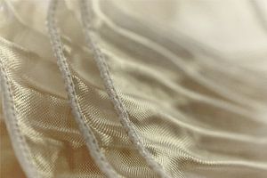 Falten und Fäden – Textile Ruhe in hellem Naturton