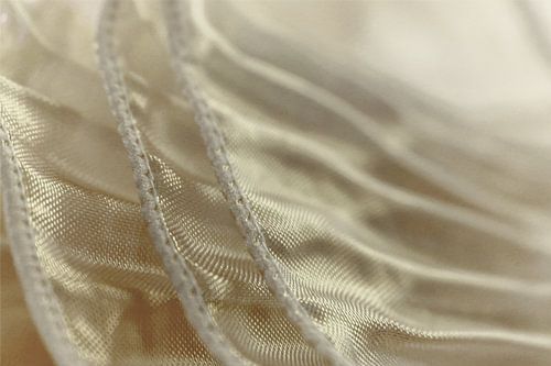 Folds and threads - Textile calm in a light natural colour
