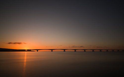 Zeeland-Brücke bei Sonnenuntergang