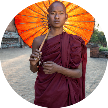 Jonge monnik voor een budhistisch klooster in Baghan. Wout Kok One2expose van Wout Kok