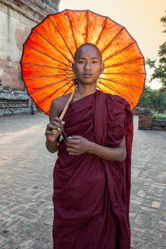 Jonge monnik voor een budhistisch klooster in Baghan. Wout Kok One2expose von Wout Kok