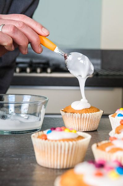 Decorating the cupcakes by Marcel Mooij