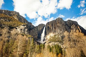 Imposante chute d'eau de Yosemite entourée de montagnes escarpées et de nature dans le parc national de Yosemite, Californie