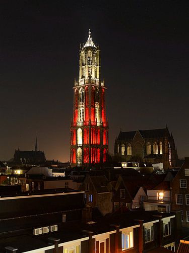 Rood-wit aangelichte Utrechtse Domtoren.