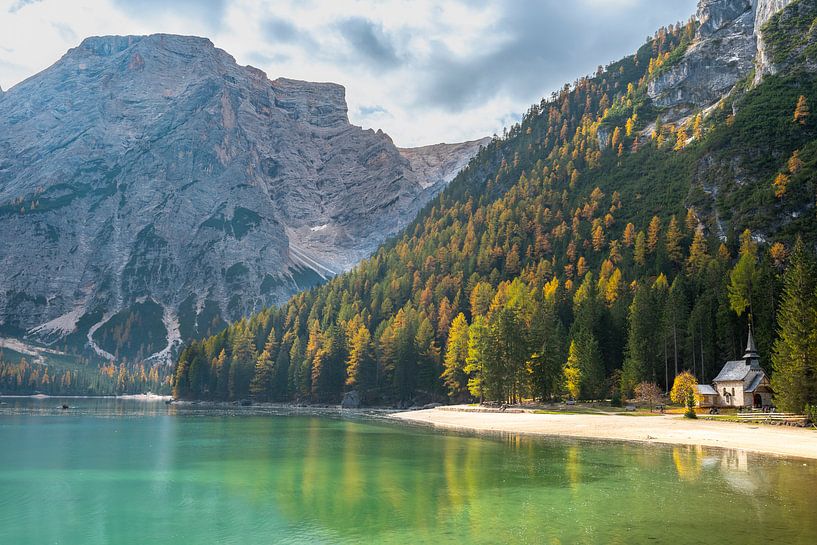 Kirche an de Pragser Wildsee in der Dolomiten von Rob IJsselstein