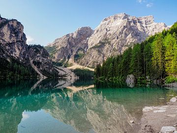 The turquoise-coloured Lago di Braies is nestled quietly between the steep rock faces of the Dolomites. Mirror-smooth water by Miriam Schwarzfischer Fotografie