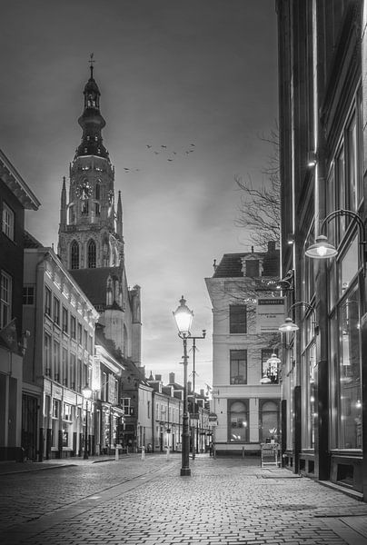 Malerische Breda Straße während magischen Sonnenuntergang - Schwarz / Weiß von Jesper Stegers