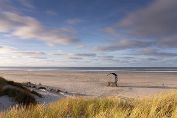 L'emblématique chalet de la noyade de Terschelling au coucher du soleil sur Marco Hoogma
