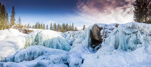 Gefrorener Wasserfall in Schweden