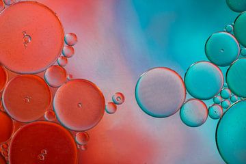 Olie op water, gekleurde ondergrond van Gert Hilbink
