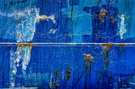 Blauwe scheepsromp met lasnaad en roestvlekken van Frans Blok - foto's, kunst en andere wanddecoratie thumbnail