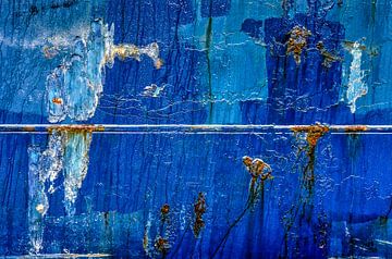Blauwe scheepsromp met lasnaad en roestvlekken van Frans Blok