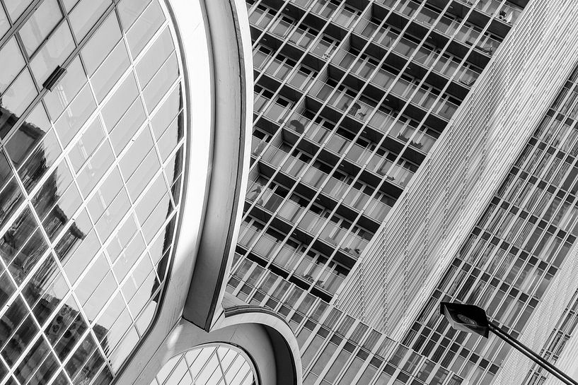 Schwarz-Weiß-Foto vom Kreuzfahrtterminal und De Rotterdam von Mark De Rooij