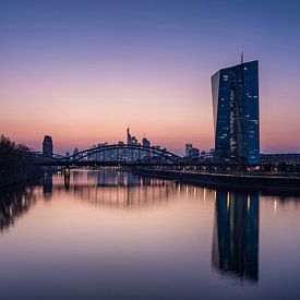 Frankfurt am Main bij zonsondergang van Frank Herrmann