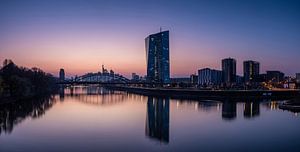 Frankfurt am Main bij zonsondergang van Frank Herrmann