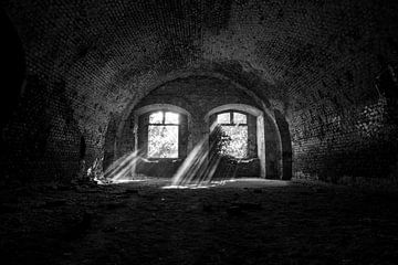 Sonnenstrahlen in verlassenen Gebäude von Sasja van der Grinten