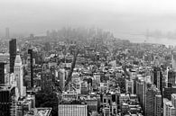Cloudy Manhattan NYC (zwart/wit) van Natascha Velzel thumbnail