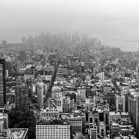 Cloudy Manhattan NYC (zwart/wit) van Natascha Velzel