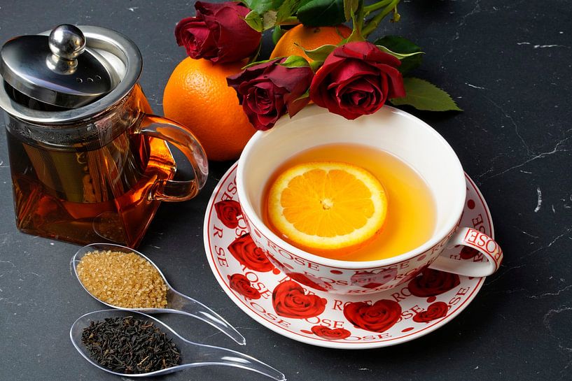 Schwarzer Tee serviert mit Orangenscheibe und roten Rosen von Babetts Bildergalerie