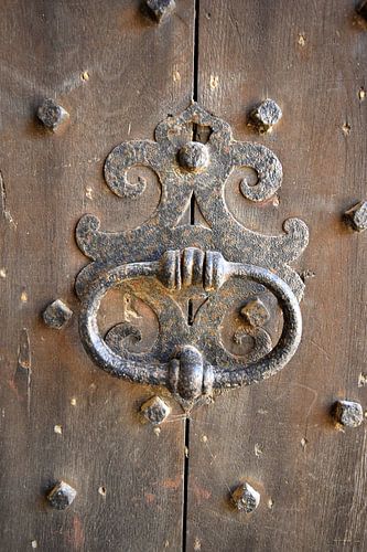 Deurklopper op een oude deur