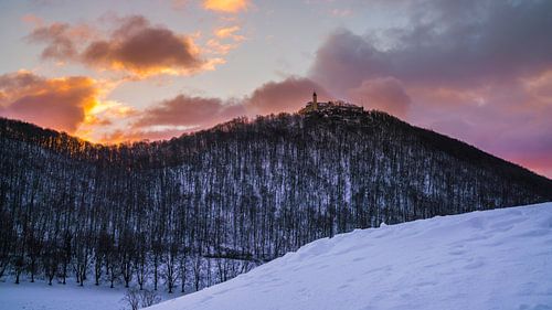 Duitsland, Magische rode brandende hemel bij zonsopgang in winter met wit