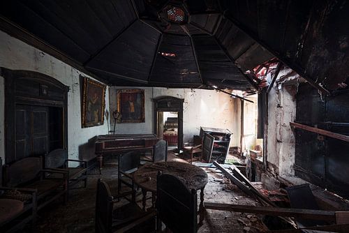 Stille unter einem verfallenden Dach. von Roman Robroek – Fotos verlassener Gebäude