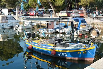 Vissersboten in de haven van Novigrad aan de kust van de Adriatische Zee in Kroatië van Heiko Kueverling