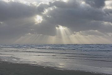 Zee, storm, wolken en jacobsladders van Ronald Smits