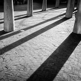 Säulen in der Sonne in der Sphinxlunet, Maastricht von Streets of Maastricht