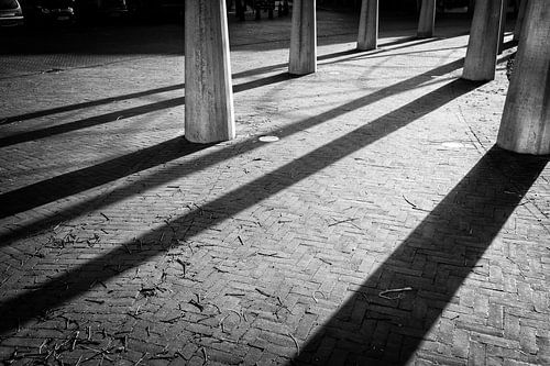 Pilaren in de zon in de Sphinxlunet, Maastricht van Streets of Maastricht