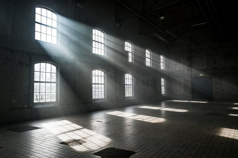 Faisceaux lumineux dans une halle industrielle abandonnée par Vlindertuin-Art