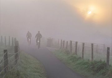 Radfahrer im Morgennebel von Marcel van Balken