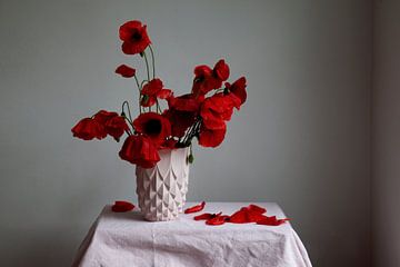 Stilleben Mohnblumen auf rosa Vase von Lilian Bisschop