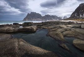 Imposante Klippen und ruhiges Wasser am Strand von Uttakleiv auf den Lofoten von PhotoCluster