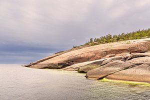 Ostseeküste mit Felsen auf der Insel Blå Jungfrun in Schweden